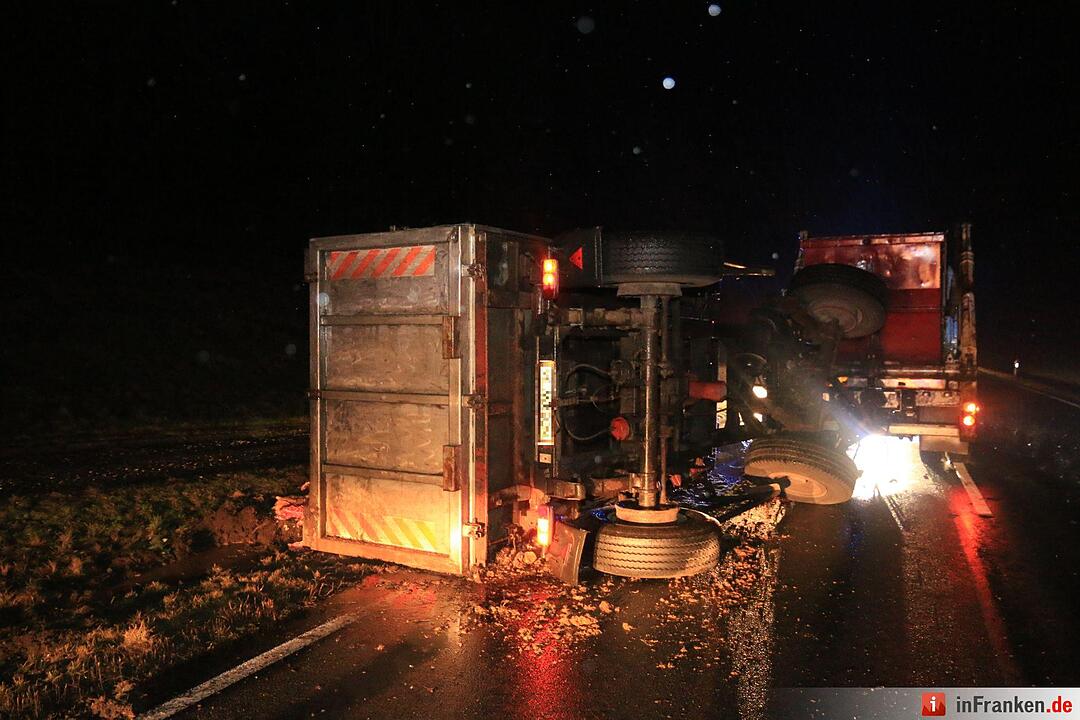 Lkw mit Schlachtabfällen kippt auf B505 um