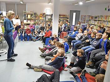 Die Schüler und Illustratorin Silke Brix in der Gemeindebücherei in Hirschaid. Foto: Ronald Rinklef