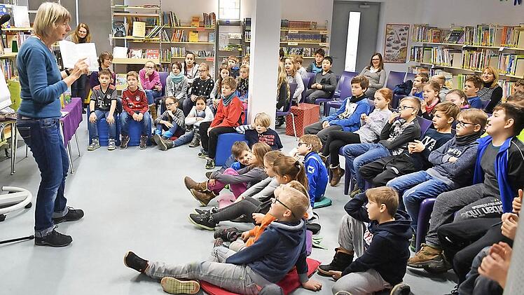 Die Schüler und Illustratorin Silke Brix in der Gemeindebücherei in Hirschaid. Foto: Ronald Rinklef