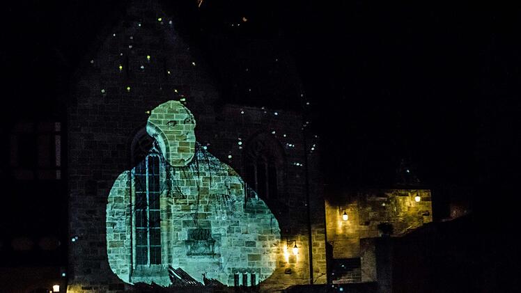 Mit einer Live-Installation beteiligt sich der Lichtkünstler Philipp Geist am Samstag an der 13. Coburger Museumsnacht. Am Donnerstag richtete er seine Installation im Hof der Veste ein (© Philipp Geist / VG Bild-Kunst Bonn 2017 )..Foto: Jochen Berger