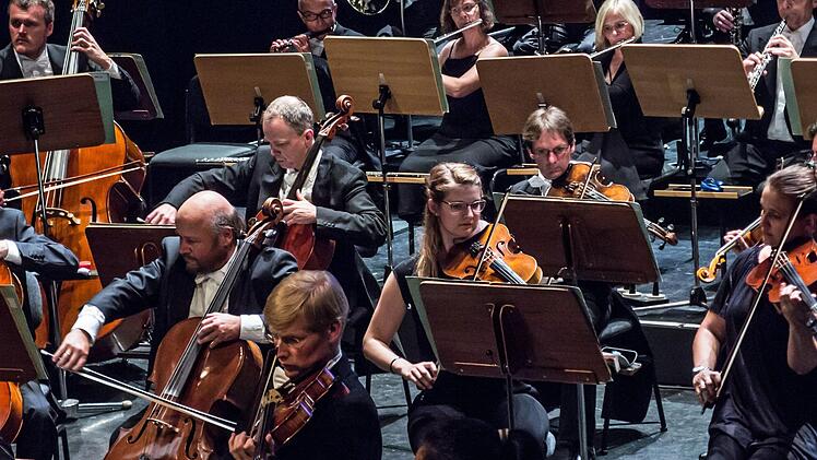 Unter der Leitung von Roland Kluttig begeisterte das Philharmonische Orchester beim Sinfoniekonzert im Landestheater. Gefeierte Solistin war die Mezzosopranistin Uto Döring-Fleury.Foto: Jochen Berger