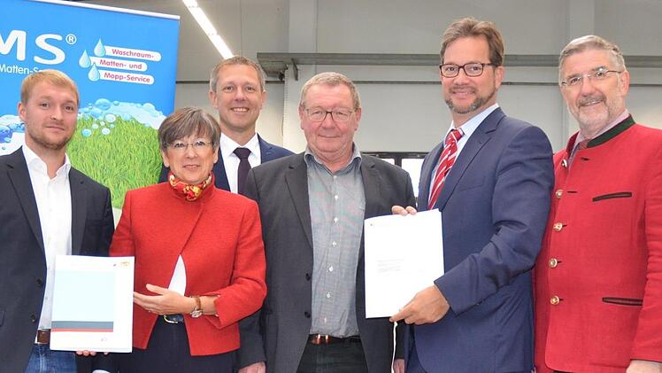 Zwei Förderbescheide gab es für den Coburger Handtuch- und Mattenservice (von links): Fabian Krause, Heidrun Piwernetz, Marco Steiner, Joachim Krause, Florian Pronold und Michael Busch.Rainer Lutz