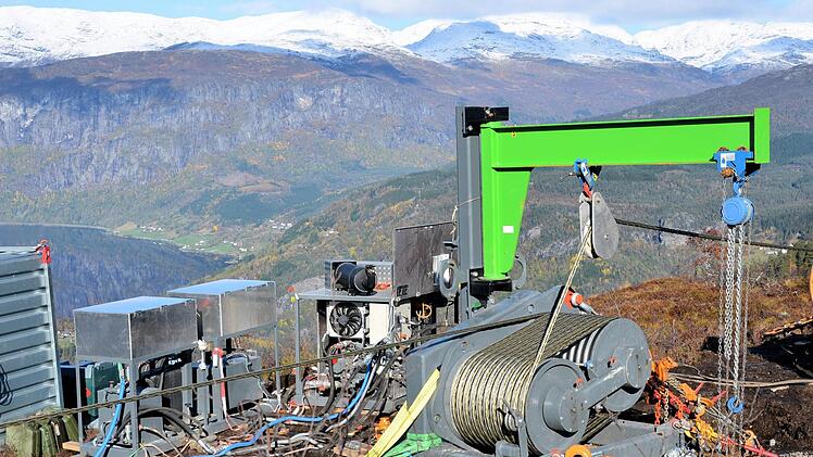 Bis nach Norwegen helfen Maschinen von ZECK, Leitungen über viele hundert Meter zu verlegen