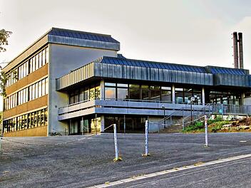 Die Mittelschule in Maßbach wird weiter saniert. Der Marktgemeinderat  vergab die Lieferung und Montage von zwölf neuen Fenstern für  32.330 Euro.  Foto: Dieter Britz