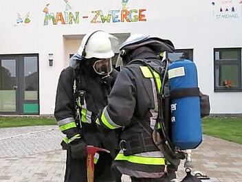 Die Atemschutzgeräteträger machen sich bereit für ihren Einsatz.
