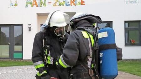 Die Atemschutzgeräteträger machen sich bereit für ihren Einsatz.