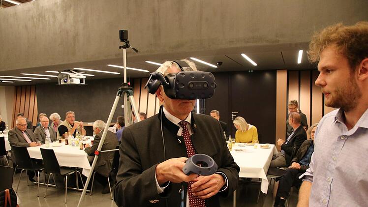 Landrat Johann Kalb blickt mit einer digitalen Brille in virtuelle Visionen einer Mobilität mit autonom fahrenden Autos - und ohne Parkplätze. Foto: Sebastian Schanz