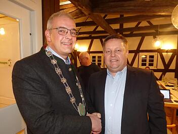 Thomas  Müller (r.) wird von Bürgermeister Hanngörg Zimmermann vereidigt. Foto: Thomas Weichert