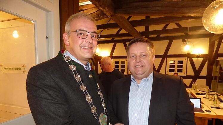 Thomas  Müller (r.) wird von Bürgermeister Hanngörg Zimmermann vereidigt. Foto: Thomas Weichert