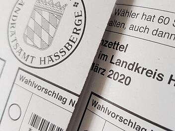 Die grauen Wahlzettel mit ihrer metergroßen Fläche waren entscheidend für die Kreistagswahl.Eckehad Kiesewetter