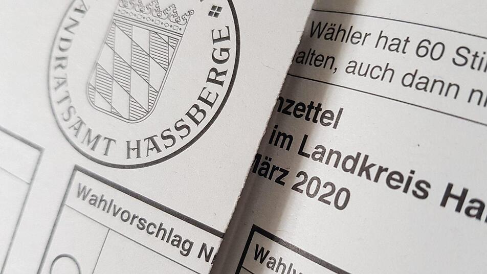 Die grauen Wahlzettel mit ihrer metergroßen Fläche waren entscheidend für die Kreistagswahl.Eckehad Kiesewetter