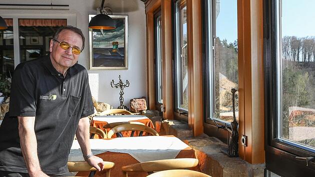 Hotelier Georg Hötzelein in seinem Hotel: Wo sonst die Gäste beim Frühstück sitzen, herrscht jetzt gähnende Leere. Foto: Barbara Herbst