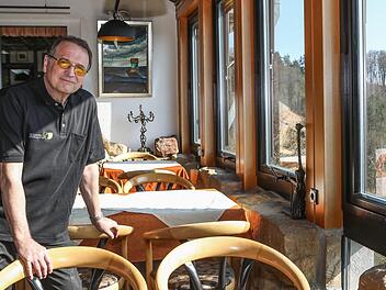 Hotelier Georg Hötzelein in seinem Hotel: Wo sonst die Gäste beim Frühstück sitzen, herrscht jetzt gähnende Leere. Foto: Barbara Herbst