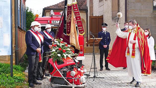 Pfarrer Markus Sch&uuml;rrer segnet die neue Spritze.