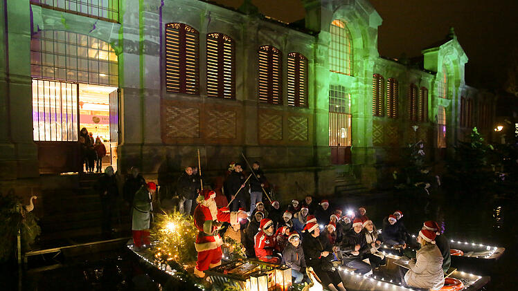 Kinderchöre singen in Colmar Weihnachtslieder auf Booten.