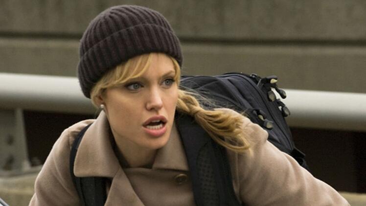 Angelina Jolie hat in "Salt" allerhand Probleme.