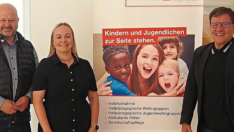 MdL Holger Dremel (links) im Austausch mit Kim Katholing und Wolfgang Gremer von der Kinder- und Jugendhilfe Pettstadt. Andrea Sp&ouml;rlein