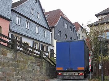 Schwere Laster  sollen  aus  dem Ortskern   von  Thurnau  verschwinden. Bis dato ist  die Straße  für  Lastwagen ab 3,5 Tonnen  nur  ortseinwärts gesperrt.  Foto:  Alexander Hartmann