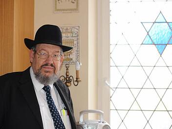 Rabbiner Tuvia Hodt und Martlies Walter gaben Auskunft über die Gebräuche der jüdischen Gemeinden. Fotos: Christian Dijkstal