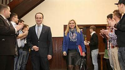 Ministerin Melanie Huml und Kreisvorsitzender Fabian Weber beim Einzug in den Hartleb-Saal. Applaudierend standen die JU-Mitglieder für den Ehrengast Spalier. Fotos Matthias Hoch