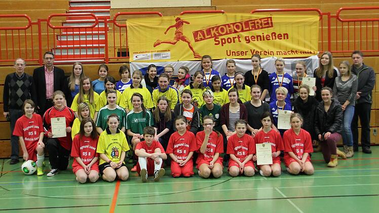 Bei der Siegerehrung gab es für alle Mannschaften Urkunden und für die Siegerteams Medaillen. Mit im Bild (von links) Turnierleiter Lorenz Richter und Realschuldirektor Uwe Schönfeld sowie (rechts) der Kreisvorsitzende der Bayerischen Sportjugend, Adrian Seitz.