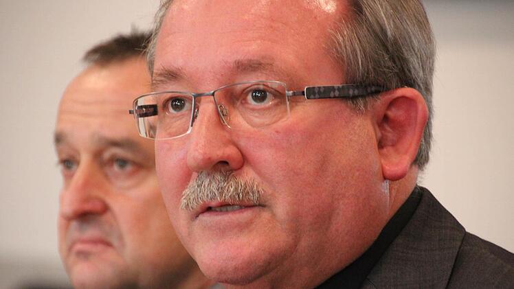 Gewerkschaftler Sichler: "Wir als Industriegewerkschaft Bergbau, Chemie und Energie haben einen neuen Haustarif mit Scherer und Trier abgeschlossen. Es wird eine weitere Erhöhung der Entgelte geben, jetzt um 80 Euro im Monat."