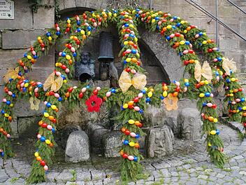Der Brunnen in der Kronacher Schwedenstraße ist schön verziert. Foto: Marco Meißner