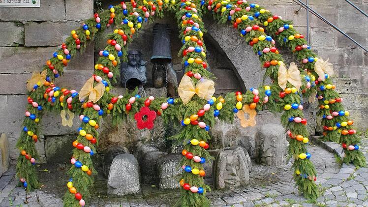 Der Brunnen in der Kronacher Schwedenstraße ist schön verziert. Foto: Marco Meißner