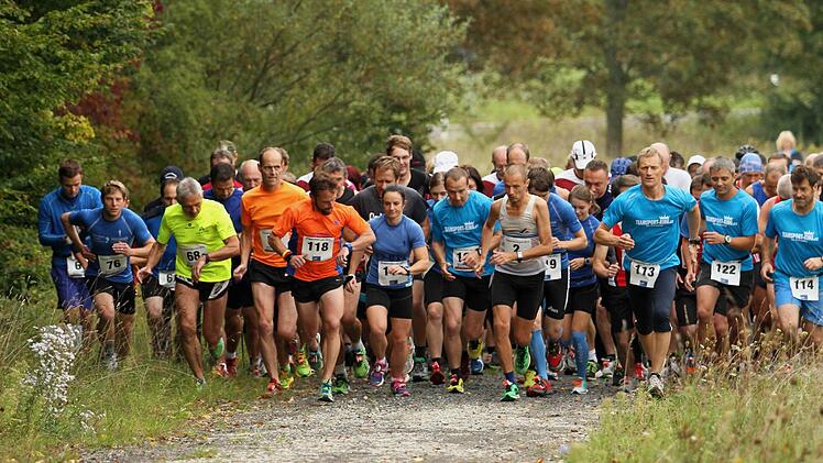 Das große Starterfeld geht auf die neue Strecke des vierten Preppachtal-Laufes.