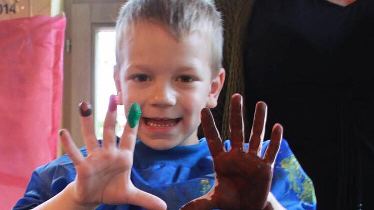 Auch Ben hat viel Spaß mit den Farben. Foto: Lisa Kieslinger