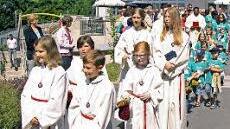 Unter Vorantritt der Ministranten zogen die Jubiläumsfestgäste in die Kirche ein.  Foto: Klaus Oelzner