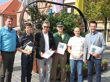 Präsentierten das 22-seitige Sicherheitskonzept für den 36. Lichtenfelser Korbmarkt (von links): der Brandschutzbeauftragte der Stadtverwaltung, Uwe Reinhardt, Citymanager Steffen Hofmann, Manfred Diller als Projektleiter, Stellvertretender Inspektionsleiter der Polizei Lichtenfels, Ralf Fenderl, Stefan Renner vom Ordnungsamt und Bürgermeister Andreas Hügerich. Foto: R. Popp