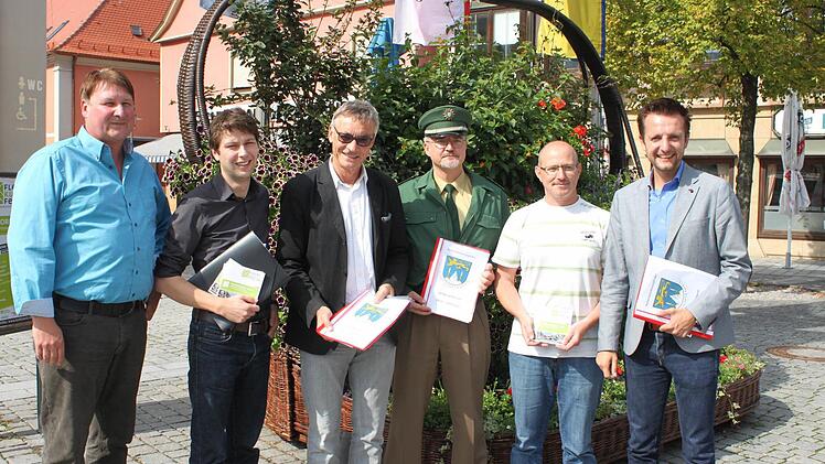 Präsentierten das 22-seitige Sicherheitskonzept für den 36. Lichtenfelser Korbmarkt (von links): der Brandschutzbeauftragte der Stadtverwaltung, Uwe Reinhardt, Citymanager Steffen Hofmann, Manfred Diller als Projektleiter, Stellvertretender Inspektionsleiter der Polizei Lichtenfels, Ralf Fenderl, Stefan Renner vom Ordnungsamt und Bürgermeister Andreas Hügerich. Foto: R. Popp
