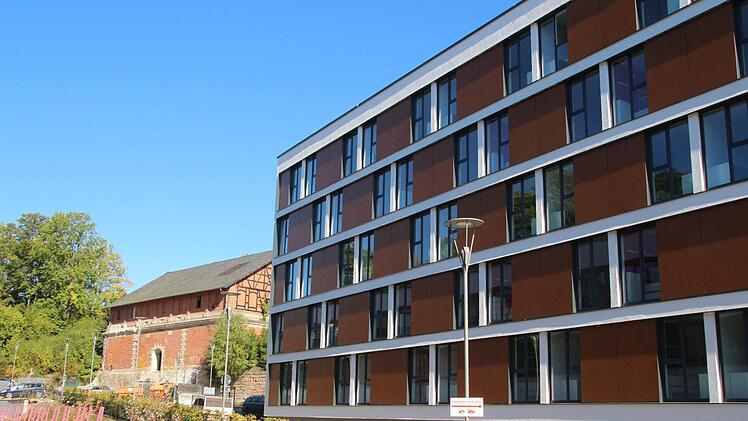 Das neue Studentenwohnheim am Campus Design, dahinter die Berghallen der ehemaligen Coburger Hofbräu. Foto: Simone Bastian