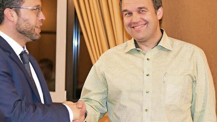 Bürgermeister Martin Finzel gratuliert dem neuen Ortsbeauftragten der Gemeindeteile Triebsdorf und Finkenau Carsten Engelhardt.  Fotos: Gabi Arnold