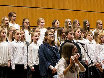 Chöre und Instrumentalisten des Gymnasiums Albertinum beeindruckten bei ihrem Weihnachtskonzert in der Aula der Hochschuel Coburg.Foto: Albert Höchstädter