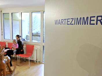 Rentner attackiert Mutter und Tochter (5) in Coburger Arztpraxis.Symbolbild: imago