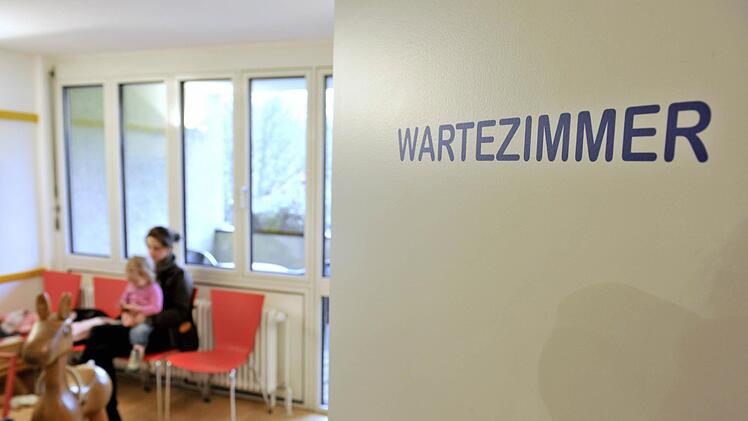 Rentner attackiert Mutter und Tochter (5) in Coburger Arztpraxis.Symbolbild: imago