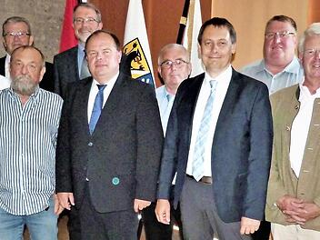 Für besondere Verdienste um die kommunale Selbstverwaltung wurden sechs Männer geehrt. Im Bild (von links) stellvertretender Landrat Dieter Schaar, Landrat Klaus Peter Söllner, stellvertretender Landrat Jörg Kunstmann, 2. Bürgermeister Franz Schrepfer, Herbert Wirth, Volker Kirschenlohr, Werner Burger, Erich Schiffelholz, Roland Wolfrum, Wolfgang Heiß, MdL Ludwig von Lerchenfeld, Landtagsvizepräsidentin Inge Aures und 2. Bürgermeister Jürgen Karg Foto: Werner Reißaus