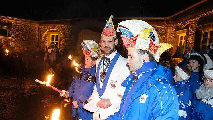 Sitzungs-Präsident Enrico Jopp (Mitte) von Blau-Weiß führte den Dialog mit Bürgermeister Karlheinz Kickuth beim Rathaussturm Foto: Gerd Schaar.