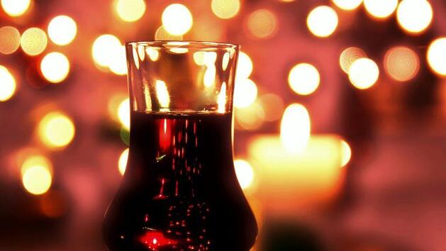 Bei Völlegefühl greifen einige zu Schnaps: Aber hilft Alkohol wirklich bei der Verdauung? Symbolfoto: Lolame/Pixabay.com