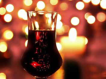 Bei Völlegefühl greifen einige zu Schnaps: Aber hilft Alkohol wirklich bei der Verdauung? Symbolfoto: Lolame/Pixabay.com