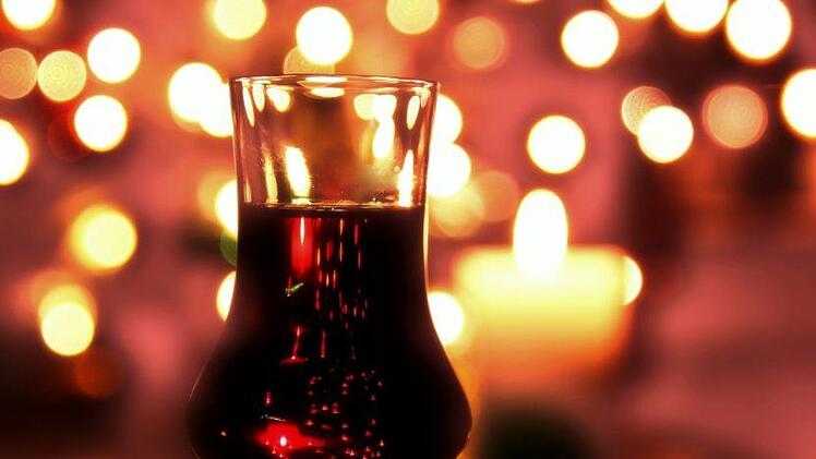 Bei Völlegefühl greifen einige zu Schnaps: Aber hilft Alkohol wirklich bei der Verdauung? Symbolfoto: Lolame/Pixabay.com