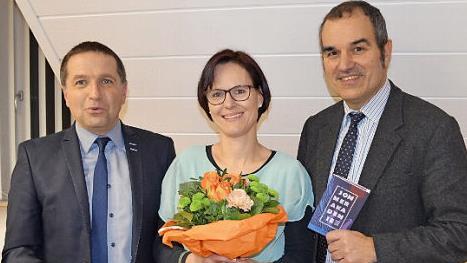 Die neue VHS-Au&szlig;enstellenleiterin in Lautertal hei&szlig;t Anke Fr&ouml;hlich. Sie wird vom Leiter der VHS Coburg, Rainer Maier (rechts), vorgestellt. B&uuml;rgermeister Karl Kolb w&uuml;nscht mit einem Blumenstrau&szlig; viel Erfolg. Anke Fr&ouml;hlich tritt die Nachfolger von Christine Koch an, die 25 Jahre die Au&szlig;enstelle Lautertal leitete.  Foto: Gabi Bertram