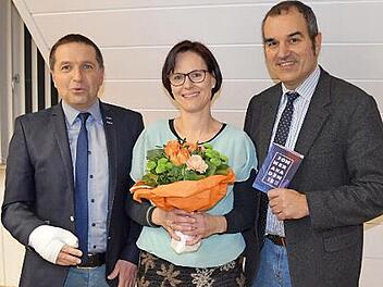 Die neue VHS-Außenstellenleiterin in Lautertal heißt Anke Fröhlich. Sie wird vom Leiter der VHS Coburg, Rainer Maier (rechts), vorgestellt. Bürgermeister Karl Kolb wünscht mit einem Blumenstrauß viel Erfolg. Anke Fröhlich tritt die Nachfolger von Christine Koch an, die 25 Jahre die Außenstelle Lautertal leitete.  Foto: Gabi Bertram