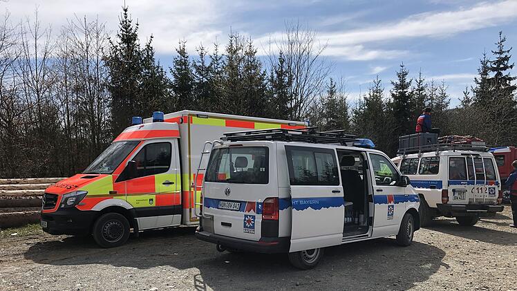 Waldbrand in unwegsamen Gelände fordert Feuerwehr