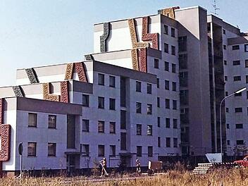 "Historisches" Foto des Gebäudes mit der "Kunst am Bau" aus dem Jahr 1973, kurz nach der Fertigstellung, dem Fränkischen Tag freundlicherweise überlassen von der Oberfränkischen Baugenossenschaft