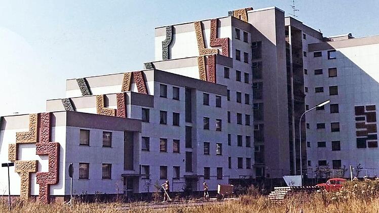 "Historisches" Foto des Gebäudes mit der "Kunst am Bau" aus dem Jahr 1973, kurz nach der Fertigstellung, dem Fränkischen Tag freundlicherweise überlassen von der Oberfränkischen Baugenossenschaft