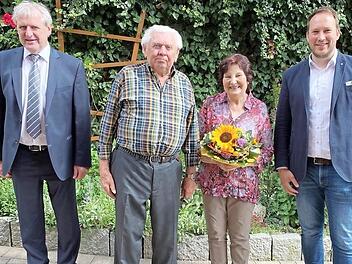 Das Jubelpaar Anna Maria und Heinrich Kraus mit Bürgermeister Stefan Reichold (re.) und stellvertretendem Landrat Bruno Kellner  Foto: privat