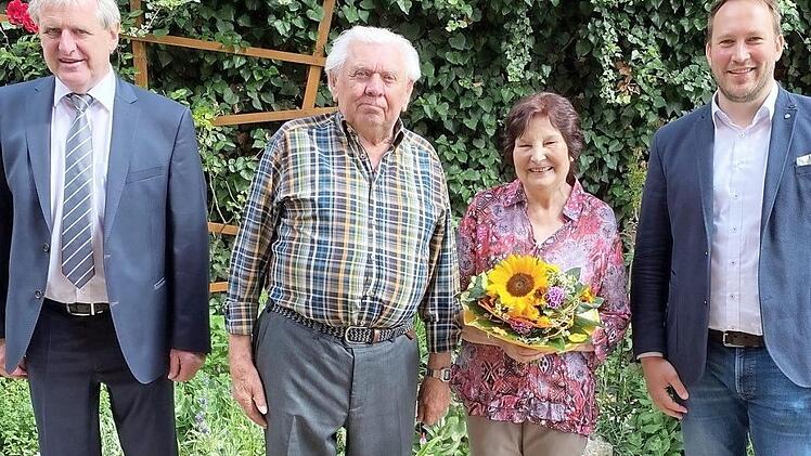 Das Jubelpaar Anna Maria und Heinrich Kraus mit Bürgermeister Stefan Reichold (re.) und stellvertretendem Landrat Bruno Kellner  Foto: privat